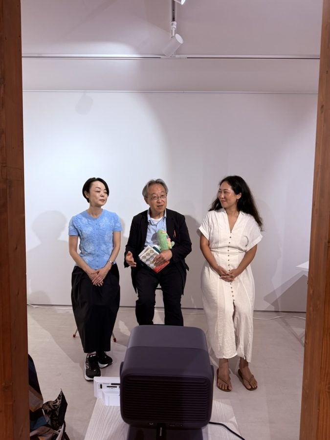 座談会で並んで立つ三人。中央に東郷俊宏先生、両脇にゲストの二人。